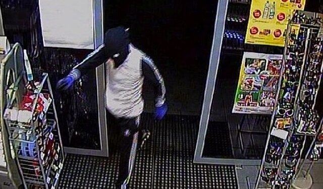 Stalowa Wola: Policja poszukuje sprawcy napadu na stacji paliw