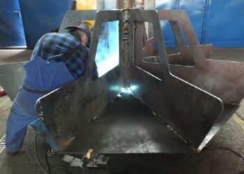 Stalowa Wola: Już powstaje konstrukcja drzewka solarnego