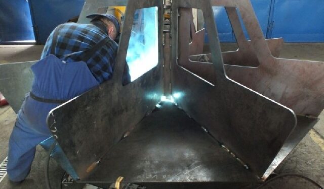 Stalowa Wola: Już powstaje konstrukcja drzewka solarnego