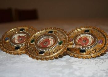 Bieliny: Album z relikwiami 100 świętych