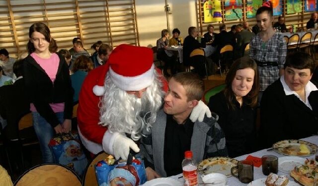 Padew Narodowa: XIV Gminne Igraszki Mikołajkowe dla osób niepełnosprawnych