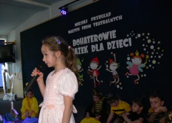 Tarnobrzeg. Mali aktorzy na szkolnej scenie.