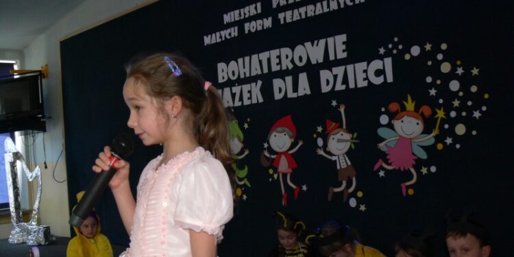 Tarnobrzeg. Mali aktorzy na szkolnej scenie.