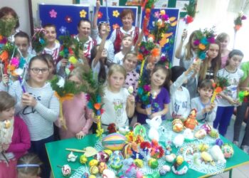 Tarnobrzeg. Cyganianki dzieciom o tradycjach wielkanocnych.