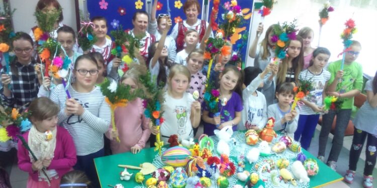 Tarnobrzeg. Cyganianki dzieciom o tradycjach wielkanocnych.