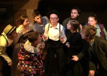 Kolbuszowa: Teatr i wernisaż w skansenie.