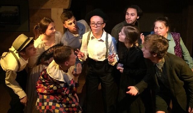 Kolbuszowa: Teatr i wernisaż w skansenie.