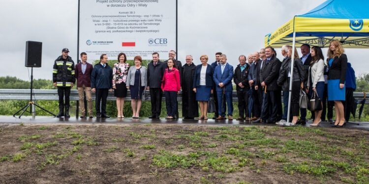 Tarnobrzeg. Odebrano blisko dziesięciokilometrowy odcinek rozbudowanego, prawego wału rzeki Wisły.