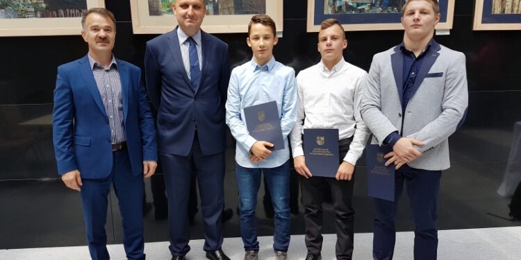 Świętokrzyskie. Zapaśnicy Patryk Jurkowski, Jakub Włodarczyk i Jakub Wojsa wśród najlepszych zawodników w województwie świętokrzyskim.