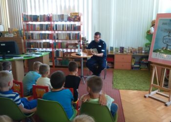Tarnobrzeg. Komendant policji dziś zainaugurował Tydzień Czytania Dzieciom.