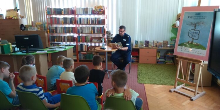 Tarnobrzeg. Komendant policji dziś zainaugurował Tydzień Czytania Dzieciom.