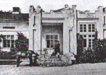 Huta Komorowska: Chcą odbudować pałac.