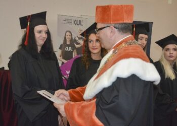 Stalowa Wola: Odebrali dyplomy ukończenia KUL w 100lecie uczelni