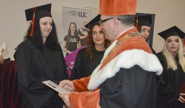 Stalowa Wola: Odebrali dyplomy ukończenia KUL w 100lecie uczelni