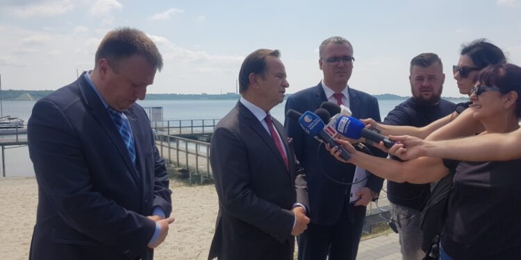 Tarnobrzeg. Wyjazdowe posiedzenie Zarządu Województwa Podkarpackiego nad Jeziorem Tarnobrzeskim.