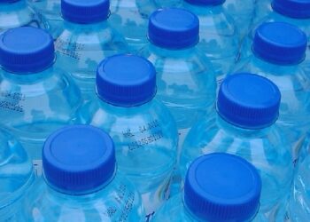 Widełka: Woda butelkowana dla mieszkańców.