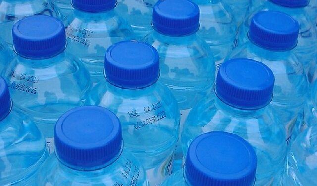 Widełka: Woda butelkowana dla mieszkańców.