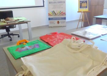 Stalowa Wola: Mali czytelnicy tworzyli kolorowe torby