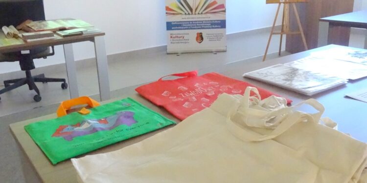 Stalowa Wola: Mali czytelnicy tworzyli kolorowe torby