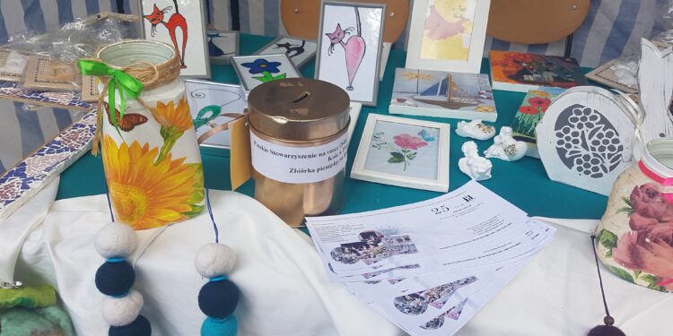 Tarnobrzeg. Próbują zebrać pieniądze na drugą klatkę schodową.