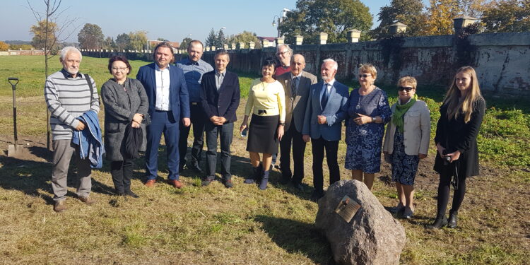 Tarnobrzeg. 40 drzew na czterdziestolecie Ligii Ochrony Przyrody.