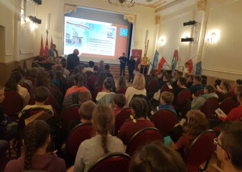 Tarnobrzeg. Kartka i znaczek  z Pomnikiem Bartosza Głowackiego na 100-lecie niepodległości.