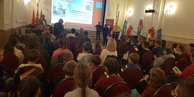 Tarnobrzeg. Kartka i znaczek z Pomnikiem Bartosza Głowackiego na 100-lecie niepodległości.