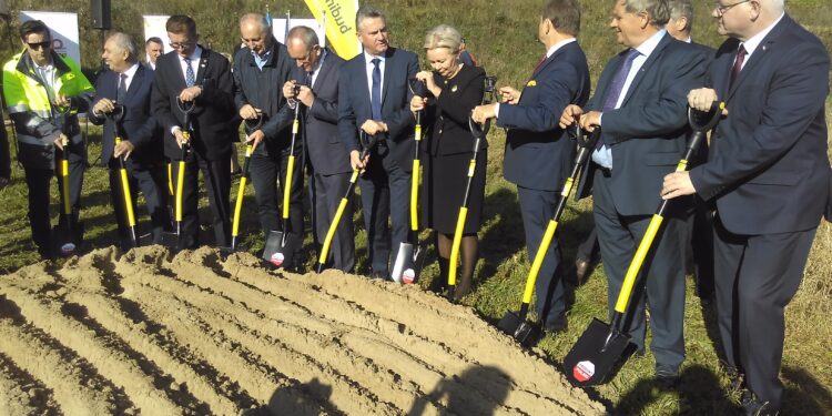 Mielec: Symboliczna łopata wbita.