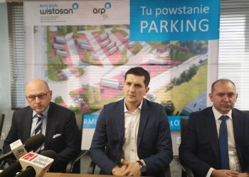 Tarnobrzeg: Symboliczne wbicie łopaty na budowie ośrodka radioterapii przy szpitalu