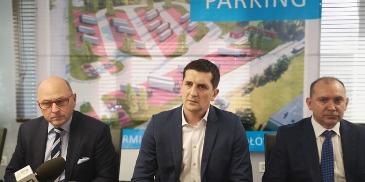 Tarnobrzeg: Symboliczne wbicie łopaty na budowie ośrodka radioterapii przy szpitalu