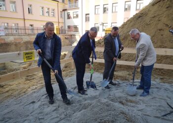 Tarnobrzeg: Symboliczne wbicie łopaty na budowie ośrodka radioterapii przy szpitalu