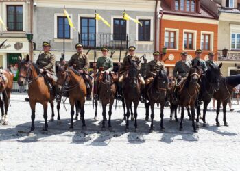 Sandomierz: Sandomierscy ułani odwiedzają groby Ułanów Jazłowieckich.