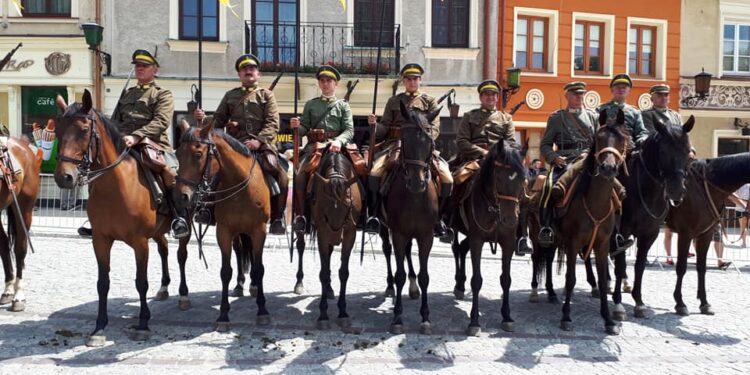 Sandomierz: Sandomierscy ułani odwiedzają groby Ułanów Jazłowieckich.