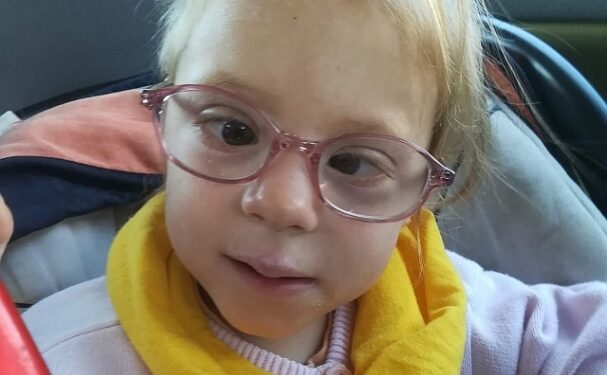 Region: Pomóż Julci. Jej mama chce zobaczyć jak dziewczynka stoi na własnych nogach.