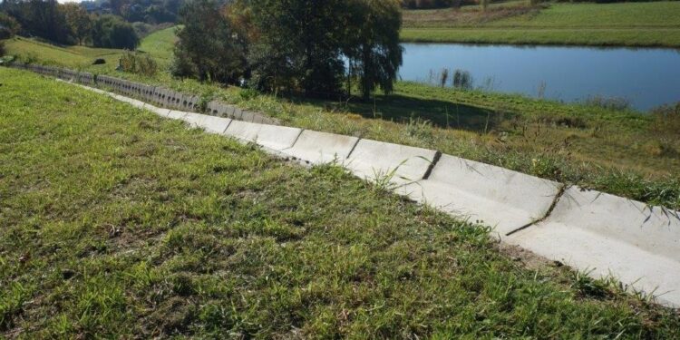 Tarnobrzeg: Osuwisko na osiedlu Miechocin zostało zabezpieczone