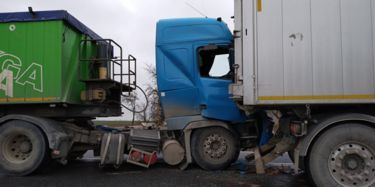 Stodoły-Kolonie: Zderzenie samochodów ciężarowych.