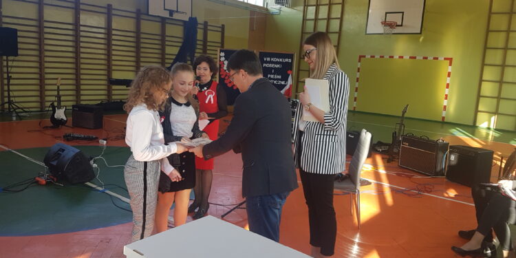 Tarnobrzeg. Ósmy Miejski Konkurs Piosenki i Pieśni Patriotycznej.