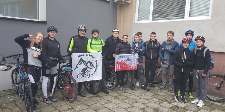 Tarnobrzeg. Uczniowie Małego Księcia przejadą 100 kilometrów na 100-lecie niepodległości.