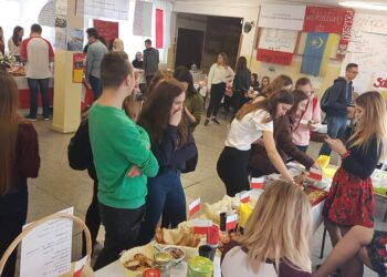 Tarnobrzeg. W GÓRNIKU ślubowanie klas mundurowych i Dzień Polski.