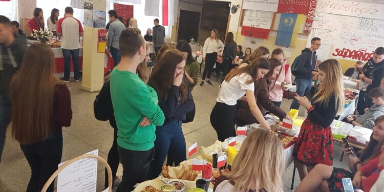 Tarnobrzeg. W GÓRNIKU ślubowanie klas mundurowych i Dzień Polski.