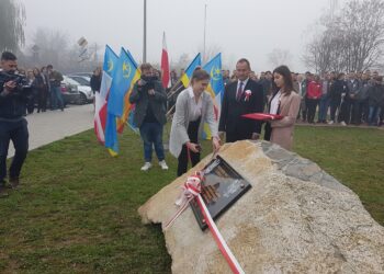 Tarnobrzeg. Tablica upamiętniająca pokolenia walczące o wolną Ojczyznę i wspólne śpiewanie hymnu przed BUDOWLANKĄ.