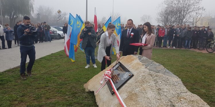 Tarnobrzeg. Tablica upamiętniająca pokolenia walczące o wolną Ojczyznę i wspólne śpiewanie hymnu przed BUDOWLANKĄ.