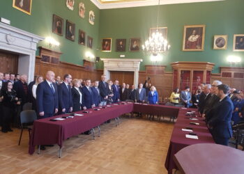 Tarnobrzeg. Pierwsza sesja Rady Miasta Tarnobrzega VIII kadencji. Ślubowanie radnych. Wybór prezydium. Zaprzysiężenie prezydenta.