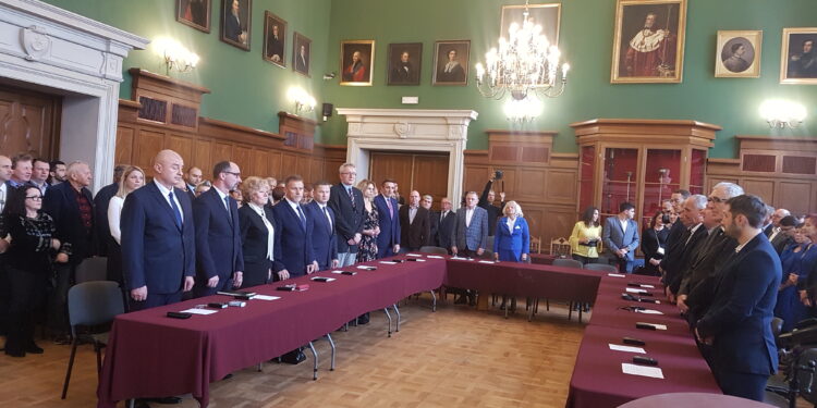 Tarnobrzeg. Pierwsza sesja Rady Miasta Tarnobrzega VIII kadencji. Ślubowanie radnych. Wybór prezydium. Zaprzysiężenie prezydenta.