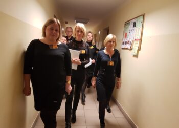 Tarnobrzeg. Pracownicy MOPR-u dołączyli się do Czarnego Protestu Pomocy Społecznej.