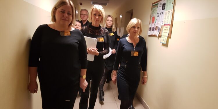 Tarnobrzeg. Pracownicy MOPR-u dołączyli się do Czarnego Protestu Pomocy Społecznej.