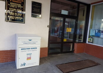 Tarnobrzeg. Wrzutnia książek przed biblioteką.