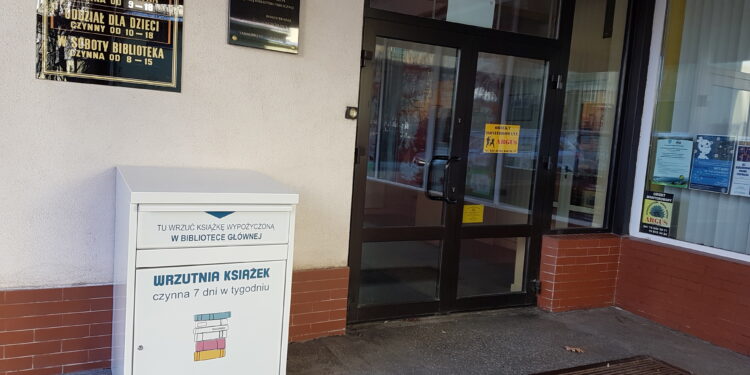 Tarnobrzeg. Wrzutnia książek przed biblioteką.