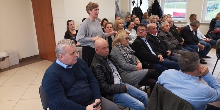 Obrazów: Maszt niezgody