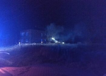 Tarnobrzeg: Trwa gaszenie pożaru budynku gospodarczego.